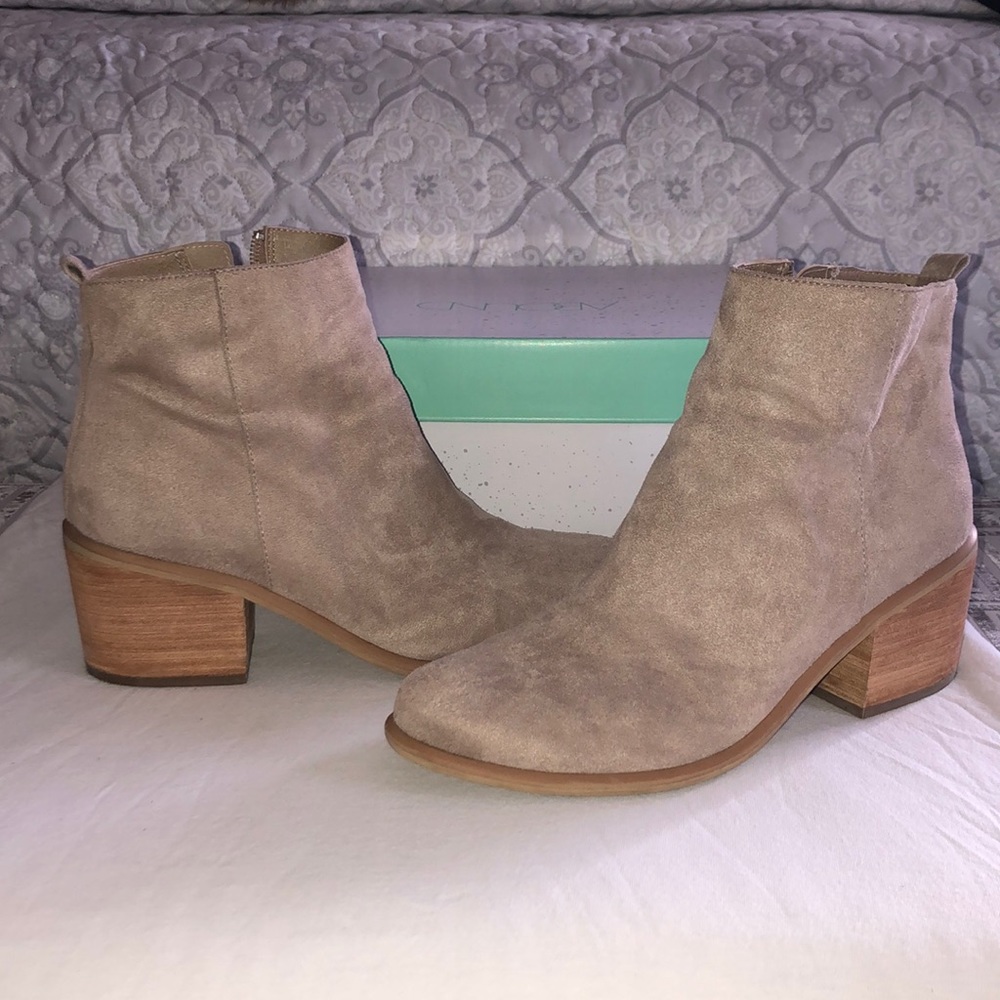 Tan Abound ankle bootie, Sz. 8